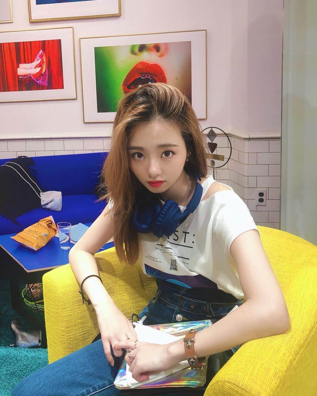 のインスタグラム：「前回の投稿と同じshopです🐋 今回は季節に合ったお洋服✨hehe このプリント可愛い... 食パンに苺jamじゃなくてlipstickが塗られてる…🍓×💄⚪︎ #MAHIRO #真洋 #마히로 #CAST:」
