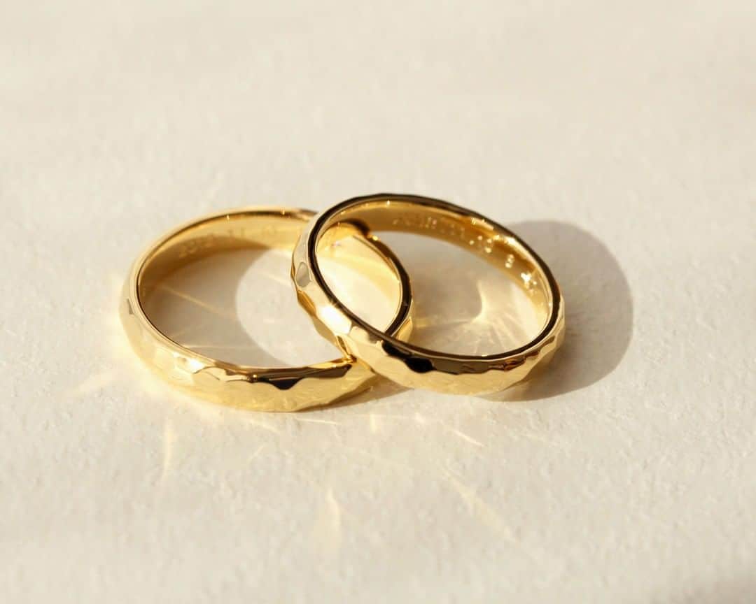 ith / イズ オーダメイド結婚指輪さんのインスタグラム写真 - (ith / イズ オーダメイド結婚指輪Instagram)「柔らかく優しげな ゴールドの結婚指輪。 . 春の木漏れ日のような 幸せな光を放つデザイン。 . ハンマーで叩いて模様をつける “槌目模様” の中でも、 とろけるような風合いが特徴です。 . . ▽ 指輪について 結婚指輪(男性)：槌目 春 K18YG：139,000円〜 . 結婚指輪(女性)：槌目 春 K18YG：125,000円〜 . . 公式ハッシュタグ🤳✨ #イズマリッジ . . #結婚指輪 #婚約指輪 #プロポーズ  #マリッジリング #エンゲージリング  #指輪 #ダイヤモンド #ブライダルジュエリー  #婚約 #プレ花嫁 #ペアリング #指輪選び  #ウェディングドレス #ナチュラルウェディング  #指輪探し #結婚指輪探し #ゴールドリング  #オーダーメイドリング #結婚式準備  #ウェディング小物 #花嫁 #2019秋婚 #2019冬婚 #2020春婚 #一生もの #槌目 #職人 #クラフト」8月10日 20時50分 - ith_marriage