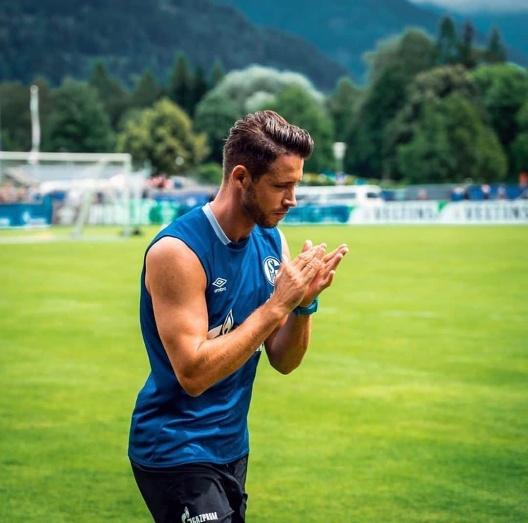 マルク・ウートさんのインスタグラム写真 - (マルク・ウートInstagram)「Viel Erfolg heute Männer 💪🏻💪🏻 auf in die nächste Runde ⚽️💙 @s04」8月10日 20時50分 - markuth