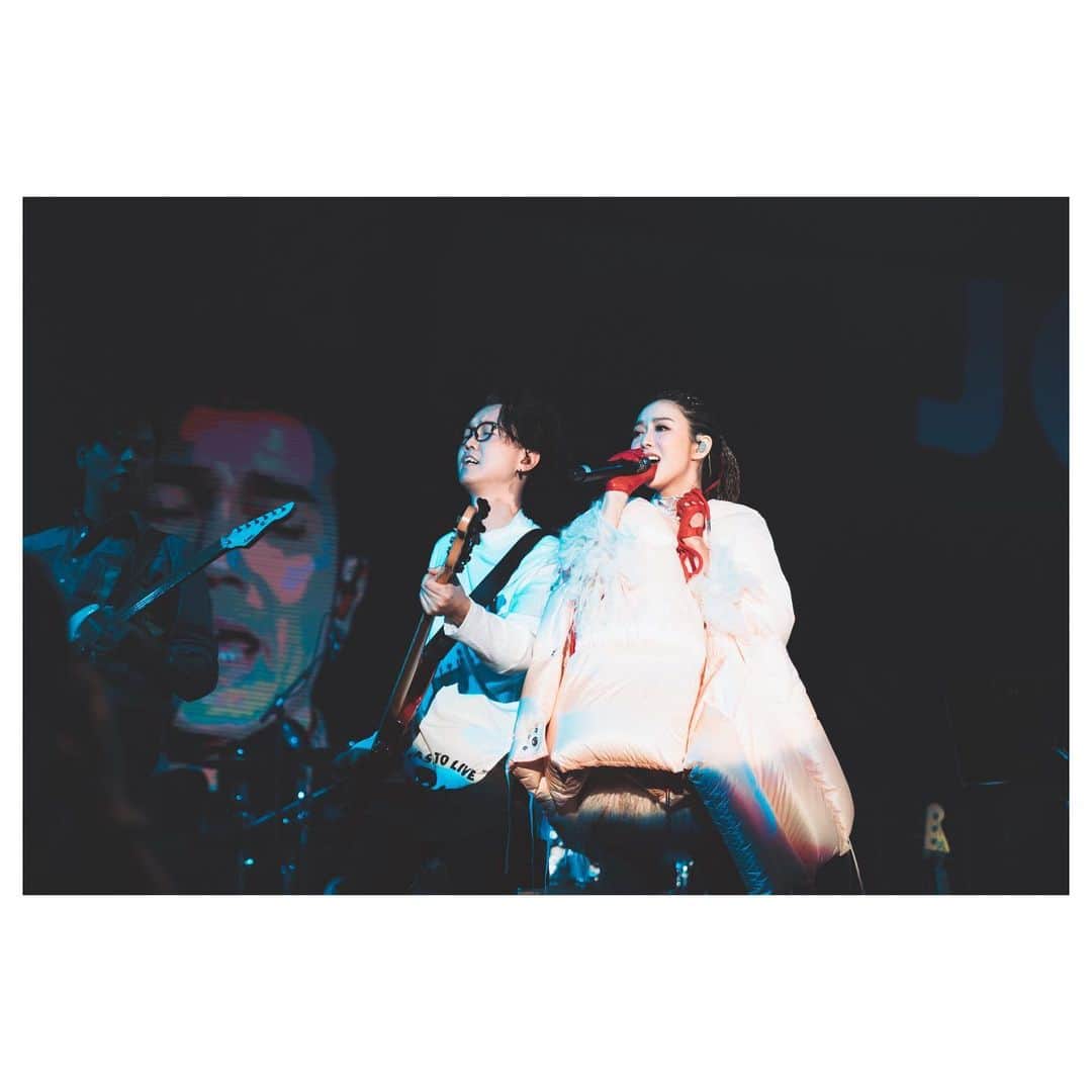 フィオナ・シットさんのインスタグラム写真 - (フィオナ・シットInstagram)「Tang Lai & her team  knew I was afraid of the cold so she decided to give me 羽絨 to wear on stage 😂 which looked very cute🖤. Love ya and thank you for all the hard work and all the wonderful pieces for the show, love them all!!!!!!!!!!!🖤🖤🖤🖤 #DJF #JOOXLIVE #ontherocks #jooxhk  #薛凱琪 #fionasit #dearjane @moncler  #MONCLERSIMONEROCHA #MONCLERGENIUS」8月10日 20時42分 - physit