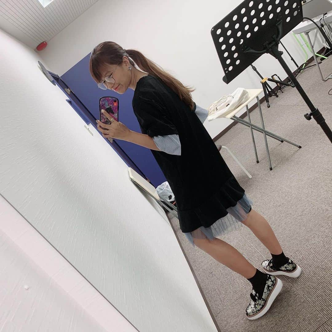 のインスタグラム：「﻿ ‪元々アシンメトリーデザインだったワンピース。‬﻿ ‪別のワンピースのチュール部分を色んな形に切って重ねて…﻿ ちょびっとだけリメイク✂️🧵‬﻿ ﻿ ‪胸元にも同じ生地でお花のような形にして付けてみた😂‬﻿ ﻿ ‪処分しようかなぁと思っていた服が‬﻿ ‪お気に入りの一枚に💟ヤッター！(^ω^)‬﻿ ﻿ ‪#リメイク #ミシン部‬」