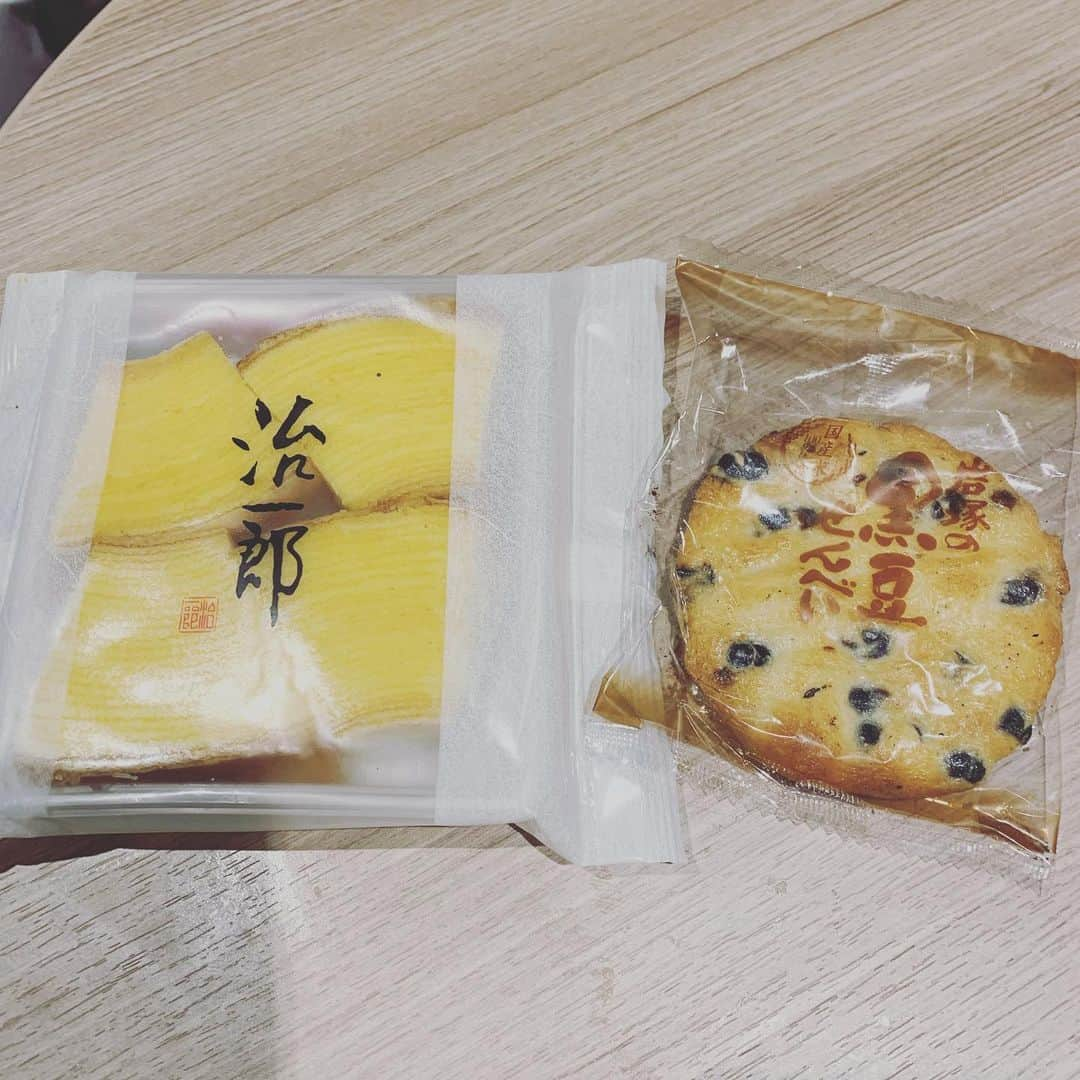 YURIさんのインスタグラム写真 - (YURIInstagram)「暑かったし熱かった第2弾1日目の#ドリカムワンダーランド @埼玉スーパーアリーナ🔥🔥🔥インスタライブ見てくれた皆ありがとう😊バンちゃんと本間君がスペシャルゲストだったのは私も知らなかったw帰り際に治一郎とせんべいを貰って帰って来ました。明日のためのリチャージ⚡️皆明日もお会いしましょ♥️🎤🎶3rd show tonite@saitamasuperarena with #dreamscometrue was #lit 🔥tomorrow night we do it again, better! #letsgo! #divafreshyuri #diva #divalife #singer #songwriter」8月10日 20時49分 - divafreshyuri