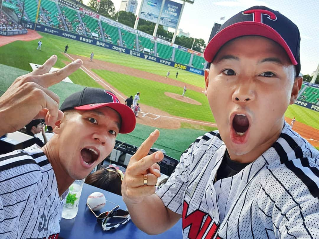 ショリさんのインスタグラム写真 - (ショリInstagram)「#무적엘지트윈스 #무적엘지 #lgtwins #마이티마우스 #mightymouth #정말즐거웠습니다 #감사합니다 ⚾️⚾️⚾️#시구 #시타 #상추 #쇼리 #지금8회촌데제발...🙏🙏🙏」8月10日 20時52分 - shorrymm