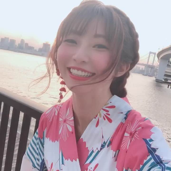 のインスタグラム：「お台場で浴衣撮影会 夕陽からの夜景でステキな夜をファンのみんなと過ごせて嬉しかったです。 今回、初参加の方や3年ぶりのかたなどもいてくれて幸せでした。いつメンも最高です😌💕 神宮の花火大会がほんっとにとぉーくぅーに見えたよ♫みんなはそっちに行ってるのかな？ #浴衣 #浴衣撮影会 #夕陽 #夕日 #サンセット #海 #お台場 #台場 #daiba #浴衣コーデ #動画 #自撮り部 #まとめ髪 #浴衣ヘア #編み込みヘア #編み込みツイン #ツインお団子ヘア #着付け #レンタル浴衣 #ストライプ浴衣 #ファンのみんな #撮影会モデル #smooth #レインボーブリッジ #followme」