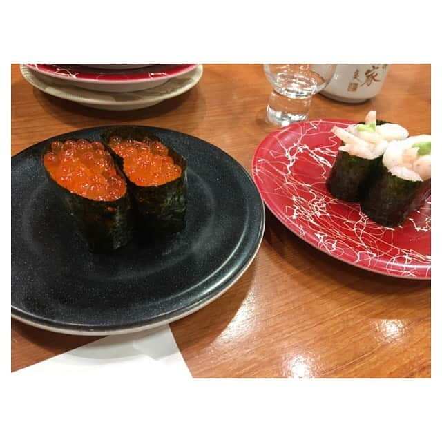 早乙女わかばさんのインスタグラム写真 - (早乙女わかばInstagram)「.﻿ うに屋のあまごろ🤤﻿ ﻿ すっごくウニが好きという訳ではないのですが…﻿ 日帰りで東京に行った時に〝ご褒美だ！！！〟﻿って自分へのご褒美に食べました😂﻿ ﻿ 初めは王道のウニといくら丼💛﻿ ﻿ オムライスも美味しいとお聞きしたので﻿別の日に 〝想い出のうにオムライス〟を😋💕﻿ ﻿ これが美味しすぎて…﻿ またリピートしたい😍﻿ ﻿ 食べるの大好き🤤❤️﻿ テレビで美味しそうなお店が出たら速攻で調べます🤣﻿ ﻿ 1人ご飯も平気です🤣﻿ （一人焼肉と1人ラーメンは挑戦したことはないですが笑）﻿ ﻿ 全国ツアー月組公演〝激情〟﻿ 新潟では、新潟で一番美味しい回転寿司に🍣﻿ 1人で🤣﻿ 新潟の日本酒🍶八海山を片手に﻿ 大好きなお寿司を食べたことも🤣﻿ ﻿ その姿を外にいた咲希さんに激写され、次の日写メを見せられた事も思い出です🤣﻿ ﻿ でも、やっぱり誰かと美味しいものを共有する方が美味しさ二倍です💕﻿ ﻿ #うに屋のあまごろ﻿ #東京駅﻿ #食﻿ #大好き﻿ #新潟﻿ #回転寿司﻿ #1人ご飯」8月10日 20時52分 - s_wakaba.94