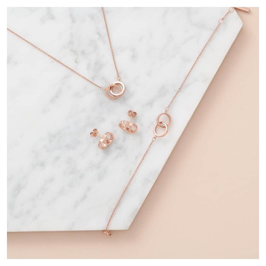 Olivia Burtonさんのインスタグラム写真 - (Olivia BurtonInstagram)「Keeping it Classic 😍 Have you got the full set yet? ✨ #MyOliviaBurton #RoseGold #MatchingSet #TheClassics」8月10日 20時54分 - oliviaburtonlondon