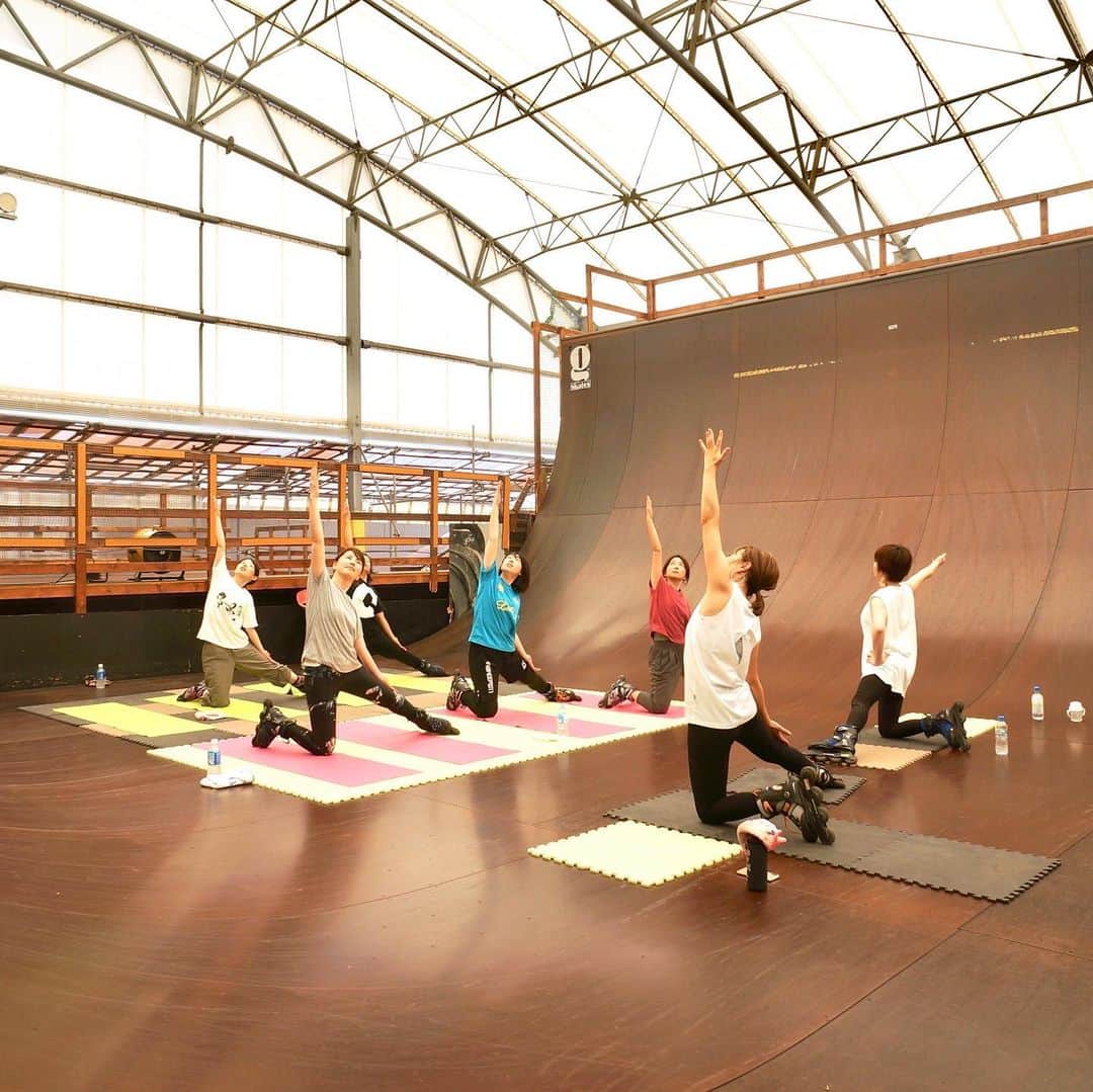 安床エイトさんのインスタグラム写真 - (安床エイトInstagram)「SKATE YOGA presented by @ascschool @eitoyasutoko . Always fun fit! ASC School! www.ASCschool.com 070-3982-0267 . . . #ASCschool #inlineskate #yoga #yogagirl #fit #fitness #workout #exercise #gym #skatepark #training #program #eitoyasutoko #japan #スケートヨガ #ヨガ #ヨガジョ #インラインスケート #ascスクール #神戸 #西宮 #芦屋」8月10日 20時54分 - eitoyasutoko