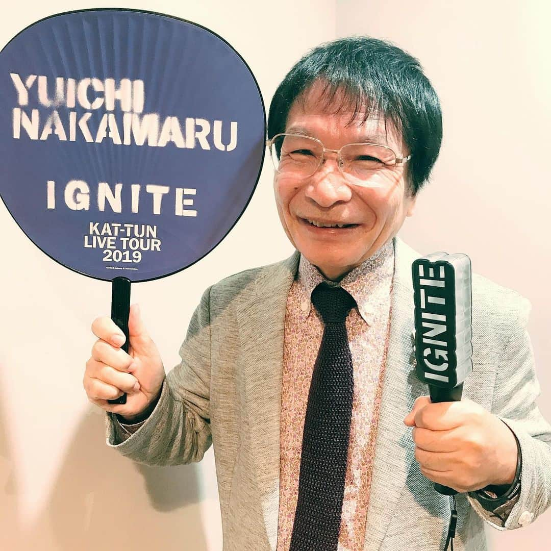 尾木直樹さんのインスタグラム写真 - (尾木直樹Instagram)「超盛り上がった横浜アリーナ💜❤️💙‼️😍 KAT−TUNはさらなる飛躍の大きな一歩踏み出しましたね！上田君のソロ舞台のサプライズに尾木ママびっくり🎤超上手でかっこよかった✨👏🏻👏🏻👏🏻💖中丸君のうちわの写真変わったよ！カッコよくなってる💜 - #kattun #ライブ #kattunlivetour2019ignite #横アリ  #ignite #新曲 #どれも #素晴らしかった 💕  #ハイフン #尾木ママ #大興奮❣️ #パワーアップした  #中丸雄一 君 #亀梨和也 君 #上田竜也 君 #3人の  #個性的な #ステージ #最高でした❤️#写真が横向き、前髪割れ、トップ高くなる」8月10日 20時54分 - oginaoki_ogimama