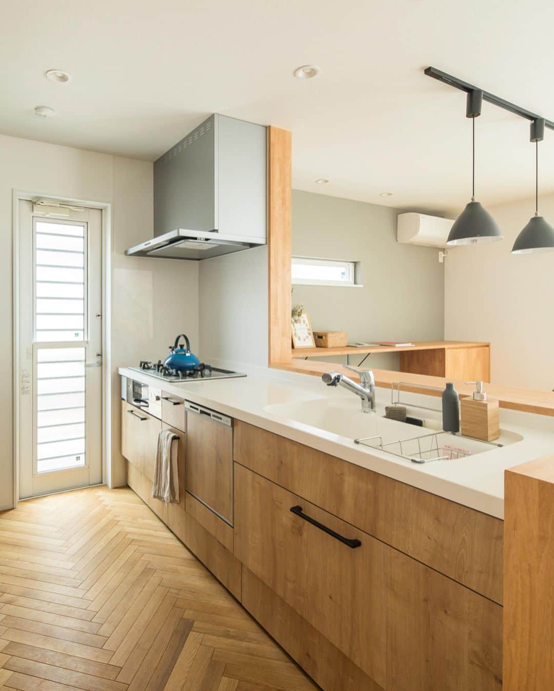 ルポハウス一級建築士事務所さんのインスタグラム写真 - (ルポハウス一級建築士事務所Instagram)「・ ・ ・ ヘリンボーンの床と白タイルの組み合わせがお洒落なキッチン。 ・ 白のアクセントタイルが、キッチンの空間をより明るく見せてくれます。 ・ ・ ・ ルポハウスの施工事例をもっと見てみたい方は こちらまで☞ @reposhouse ・ #ルポハウス は#ちょっとかっこいい家 を"友人のために"という思いでつくっています。 ・ 一生に一度の#マイホーム。 「あなたにしかできない」×「ルポハウスだからできる」で、私たちだけの#家づくり を思いっきり楽しんでみませか？！ ・ ・ ・ #家 #インテリア #住宅 #注文住宅  #ライフスタイル  #新築一戸建て #住まい #シンプルな暮らし #デザイナーズ住宅 #一級建築士事務所 #設計事務所 #myhome #house #instahouse  #滋賀 #大津 #草津 #栗東#ヘリンボーン #ヘリンボーン床 #平田タイル #キッチンインテリア #馬目地」8月10日 20時54分 - reposhouse