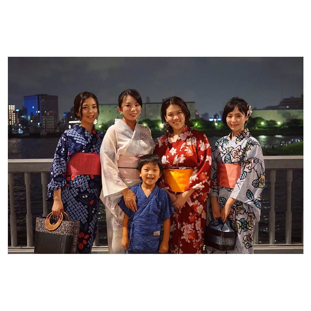 のインスタグラム：「だいすきな夏 楽しんでいます🐬🌻🍧 いろいろ#お出かけコーデ ・ 隅田川花火大会のときの。 今年は2種類の浴衣を着てお出かけできたので嬉しい🥰 ・ 軽井沢へプチ避暑したり, BBQしたり, お買い物したり, 川越デートしたり, 海辺のテラス席でお酒を飲んだり のコーデたちです✌🏻 セールで買った イエローのワンピース 合わせる小物によってカジュアルになったり お出かけ仕様になったり, 何より わたしの肌色にとってもとっても映える色で 本当にお気に入り！！ 夏休みは特にないけど まだまだ夏を満喫するぞ〜😎🌻♥︎ ・ ・ ・ #隅田川花火大会 #浴衣 #軽井沢 #避暑 #ロックt #レーススカート #chanel #モノトーンコーデ #bbq #bbqコーデ #セール戦利品 #ワンピース #スポーツサンダル #キャップ女子 #ショートヘア #ウエストポーチ #きれいめカジュアル #アウトドアコーデ #shopping #バレエシューズ #浴衣デート #川越 #ルーフトップバー #seaside #きれいめコーデ #着回しコーデ #夏コーデ #私服 #休日コーデ」