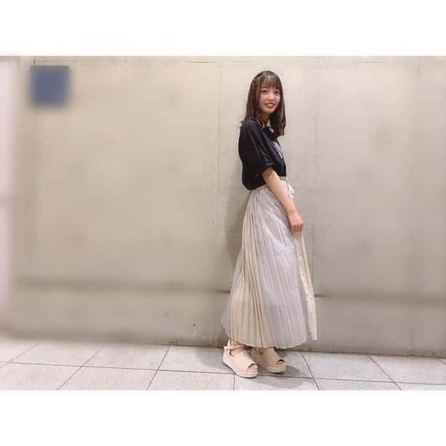 石田みなみさんのインスタグラム写真 - (石田みなみInstagram)「握手会2日目﻿ ありがとうございました🌷﻿ ﻿ お久々の私服での握手会☺️﻿ ﻿ 服装も髪型も好評で嬉しかったです！﻿ ﻿ お洋服と靴 タグ付けしておきます📖﻿ ﻿ #STU48 #charmingtrip﻿ #Stucharmingtrip #石田みなみ﻿ #個別握手会 #幕張メッセ #瀧野由美子 ﻿ #ootd #私服 #ヘアアレンジ #靴﻿ #tシャツ #tシャツコーデ  #ロングスカート #サンダル #pageboy #👚#👗 #majesticlegon #maje #👡」8月10日 20時57分 - ishida.minami_373
