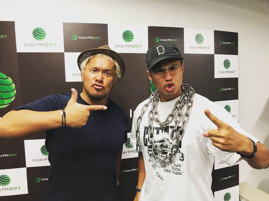 のインスタグラム：「InterFM897「YOUNG BLOOD」今日のゲストは真壁刀義さんでした😆チェーンの重さはなんと8kg❗️笑顔のつもりがこんな顔に💦ありがとうございました。 #間違いない #スイーツ真壁」