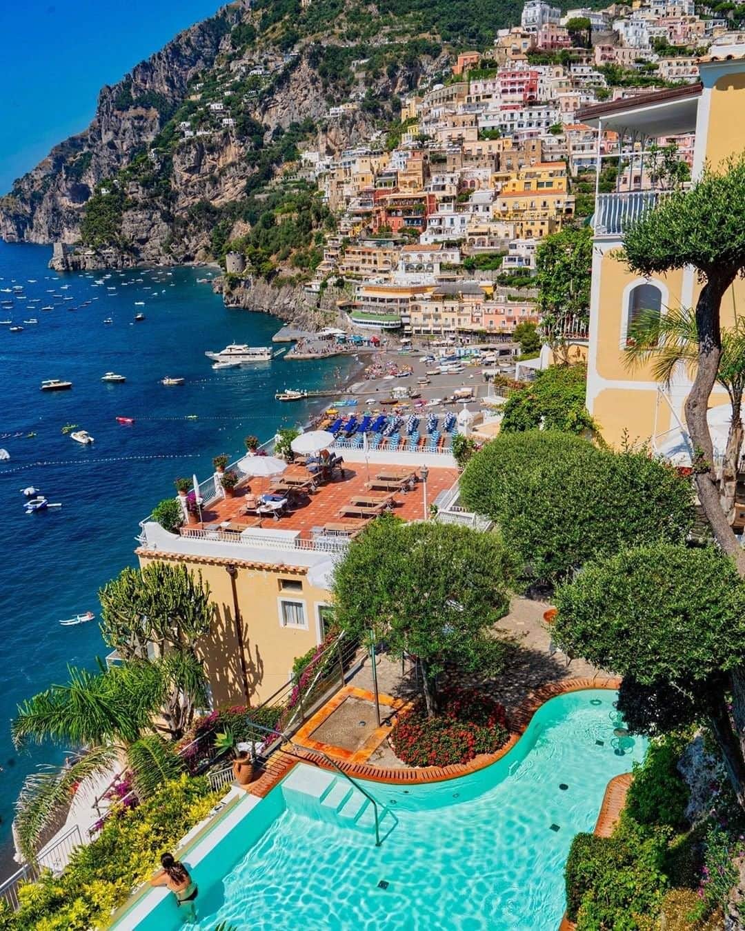 Travel + Leisureさんのインスタグラム写真 - (Travel + LeisureInstagram)「Visitors are drawn to this charming Amalfi Coast town time and again — maybe it’s the colorful homes, the awe-inspiring hiking trails, or the overall sense of serenity. Find out the five things you must do in Positano at our link in bio! #tlpicks courtesy of @pinkines」8月10日 21時07分 - travelandleisure