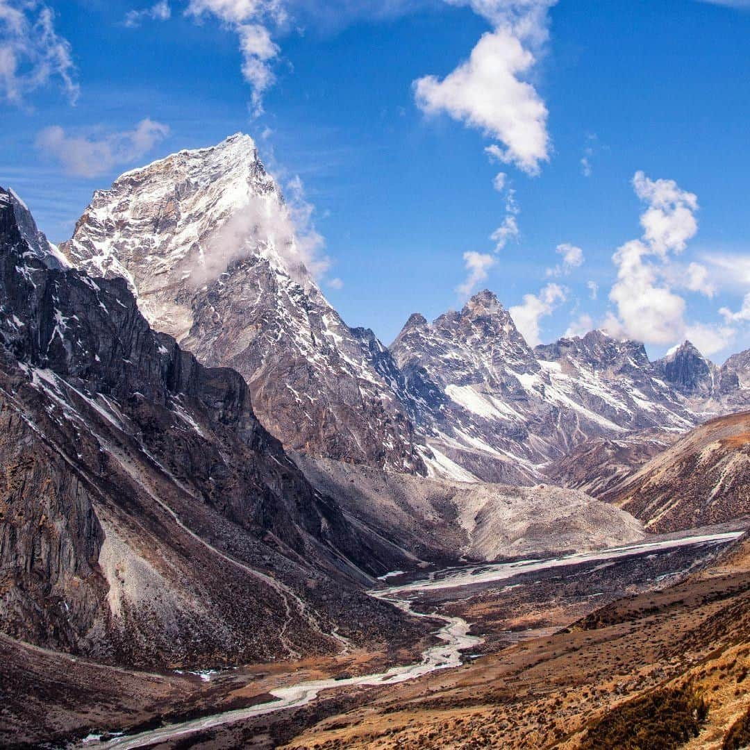 Lonely Planetさんのインスタグラム写真 - (Lonely PlanetInstagram)「'Walking among giants! Looking along the Imja Khola valley above the village of #Dingboche at 4,410m. The valley is flanked by the impressive and imposing mountains of #Taboche (6,495m), #Cholatse (6,440m) and Ama Dablam (6,812m). We hiked up the valley slopes on an acclimatisation trek during one of our two days spent at the dramatically positioned #Himalayan village.' – @atlasandboots #Nepal -- Tap our link in bio for info on trekking Everest responsibly.」8月10日 21時00分 - lonelyplanet