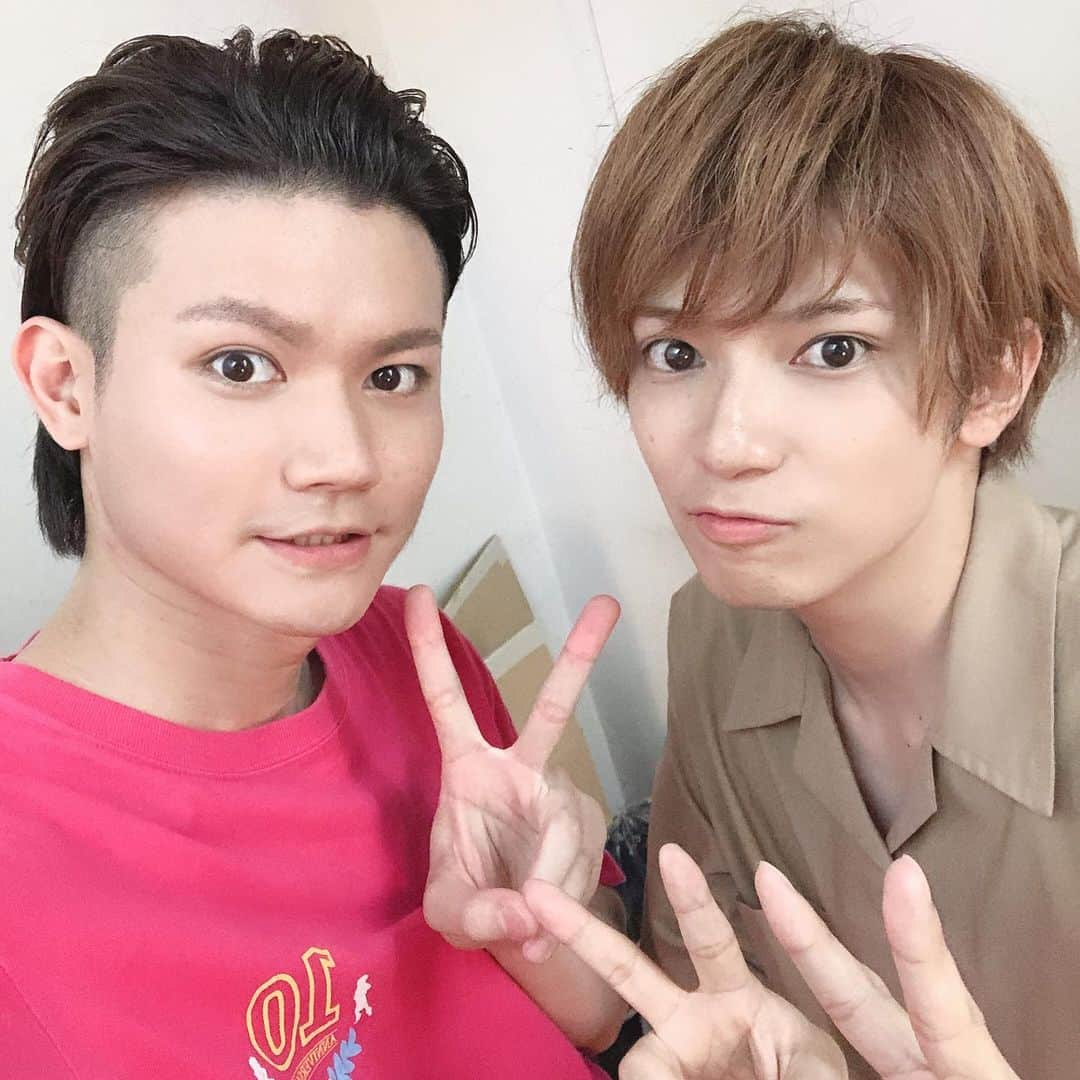 山碕薫太さんのインスタグラム写真 - (山碕薫太Instagram)「舞台『げんせんじゃ〜！』4日目おおきにです🙇‍♂️✨耀士郎とパシャリ📸✨初共演なんで😊✨5日目も頑張るで〜💪✨ #gensen2019 #小笠原健 #渡辺和貴 #久下恭平 #吉田翔吾 #山木透 #糸川耀士郎 #向野章太郎 #長戸勝彦 #なだぎ武 #薫太」8月10日 21時00分 - kunta_19910424