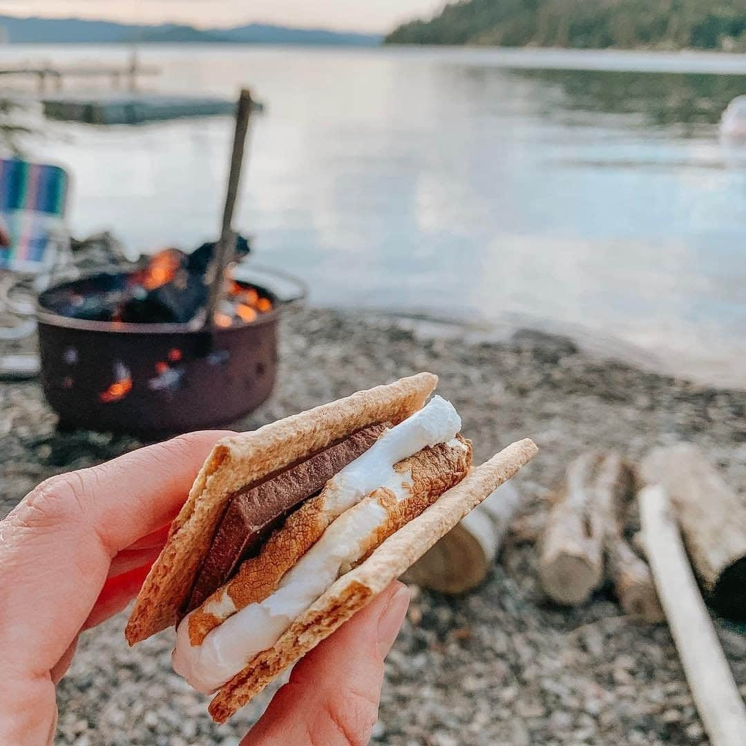 REIさんのインスタグラム写真 - (REIInstagram)「They're ooey, they're gooey, they're perfectly chewy. Today is #NationalSmoresDay, and we definitely are taking part.  Photo: @catalinawellness at Lake Pend Oreille, #Idaho #OptOutside」8月10日 21時00分 - rei