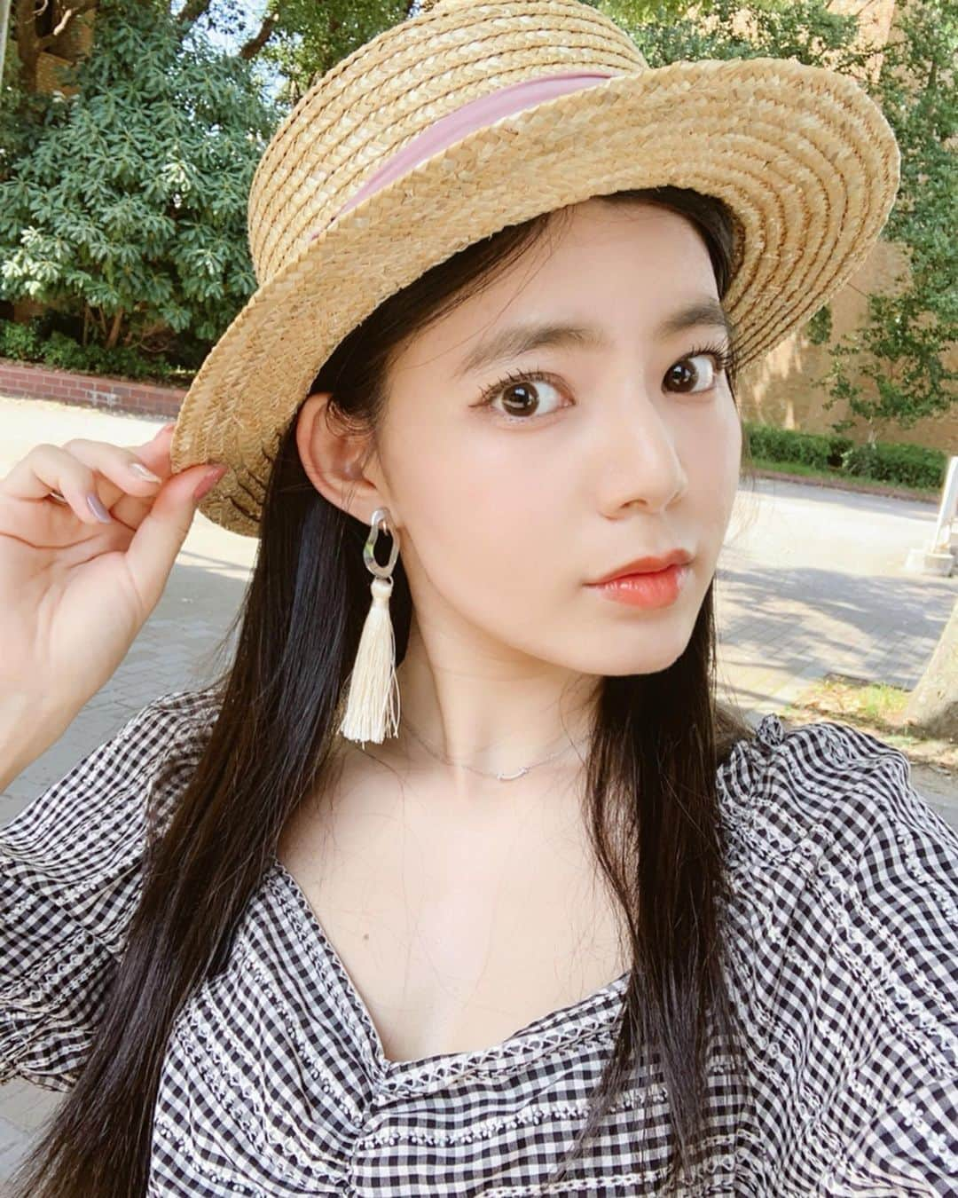 畑有里紗さんのインスタグラム写真 - (畑有里紗Instagram)「お盆1日目🌻 久しぶりのセルフィでメイク詳細💄 . ☑︎カラコン ベイビーメイプル デコラティブアイズ @decorativeeyes  久しぶりにしてみた✌︎ 裸眼とそこまで変わりすぎず でも自然に盛れるから使いやすい＾＾ しかもUVケアまで🥺☀️ . ☑︎ファンデ イプサ リテクスチャリング ファウンデイション 101 ☑︎アイシャドウ イプサ デザイニングアイシェード 04 細かいラメでキラキラ感があって夏っぽい🎐♡ ☑︎ハイライト THREE シマリング グローデュオ01 艶出しこれは必須◎ ☑︎アイブロウ イプサ クリエイティブ アイブロウ エレメンツ (リキッド.ペンシル.マスカラ) これはほんまに使いやすい🤗 ☑︎マスカラ  DHC アイラッシュトニック ブラウン まつ毛用美容液マスカラ.. ☑︎リップ コフレドール スキンシンクロルージュ EX-05 オレンジ系がブーム🧡 . セルフィはやっぱり#foodie おいしく1を 3年くらい愛してる❤︎ これ×自然光がやはりいい感じ👏  #カラコン#カラコンレポ#デコラティブアイズ#アイメイク#イプサ#今日のメイク#メイクレポ#コスメ#セルフィ#decorativeeyes#ipsa#お盆#お出かけ#夏#関西帰省」8月10日 21時00分 - arii_m36