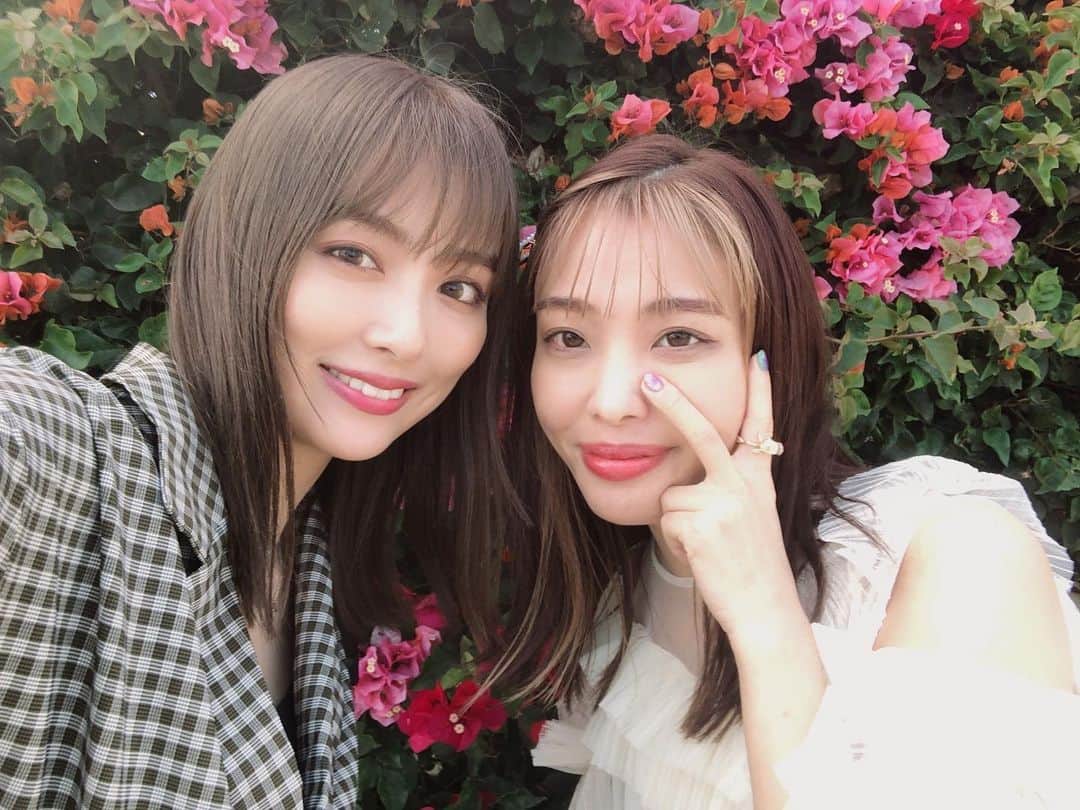 高橋有紀のインスタグラム：「朝ごはん食べてお散歩🌺 何回も目つぶっちゃうんだけど、目瞑っちゃった写真をいつもかわいい！という理央まる  #おさかなゆきの旅  #LA」