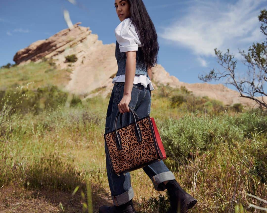 Bergdorf Goodmanさんのインスタグラム写真 - (Bergdorf GoodmanInstagram)「INTO THE WILD ⛰ We recently tapped our ultimate style crush @alealimay to take on the California desert in the best of pre-fall’s accessories, like @louboutinworld’s leopard tote bag. Available now in store on the Main Floor and online at BG.com. #BGInTheBag [photo: @jamesbrodribb]」8月10日 21時06分 - bergdorfs