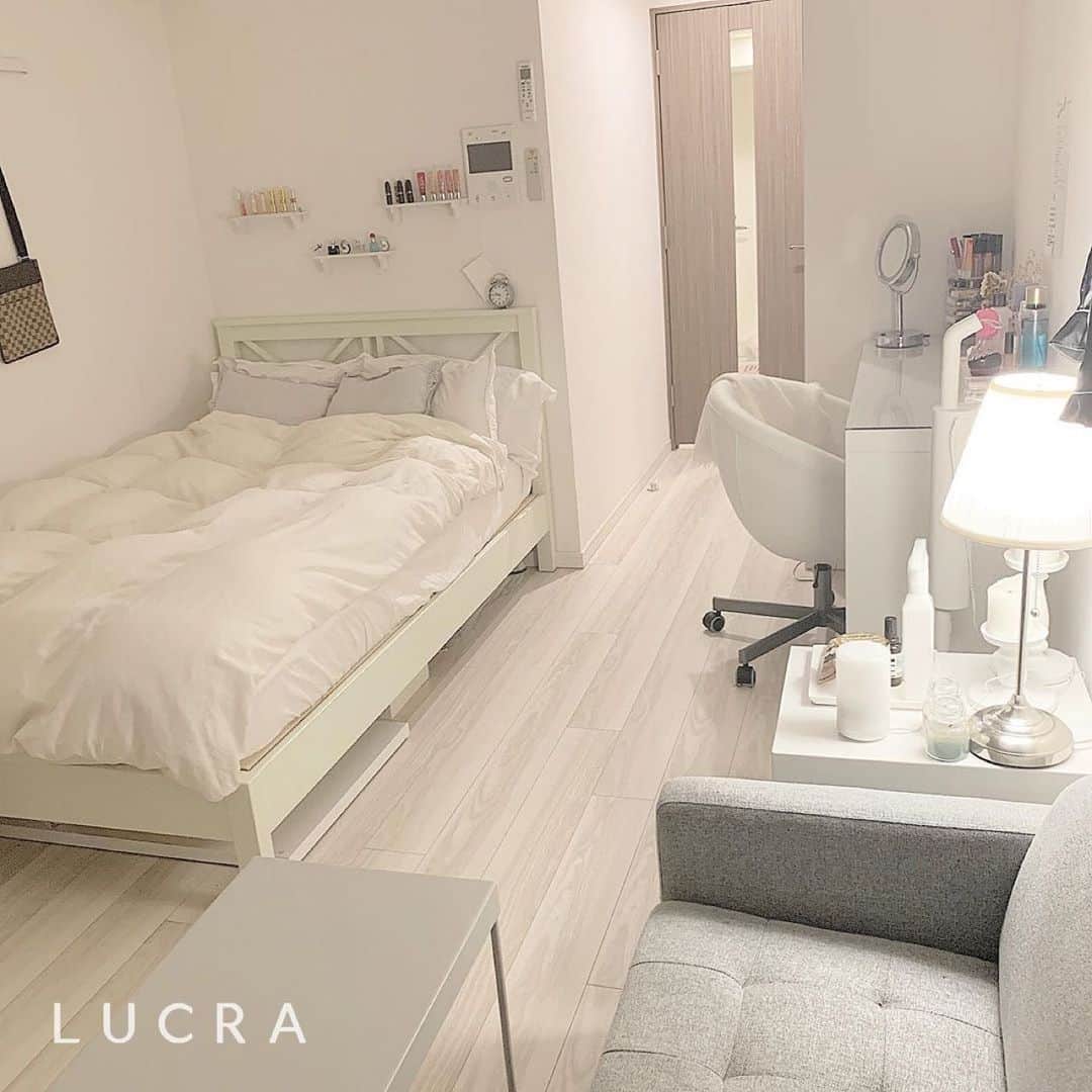 LUCRA（ルクラ）さんのインスタグラム写真 - (LUCRA（ルクラ）Instagram)「一人暮らしのお部屋✨ ㅤㅤㅤ ホワイトで統一されていて素敵ですよね！ ㅤㅤㅤ ㅤㅤㅤ ㅤㅤㅤ  Photo by @misora_blog  ㅤㅤㅤㅤㅤㅤㅤㅤ ㅤㅤㅤ  LUCRA公式Instagram上で紹介させて頂くお写真を募集中！写真に#lucrajp をつけるかタグ付けして投稿してくださいね♡ ㅤㅤㅤ  #インテリア#インテリア好き #一人暮らしインテリア #部屋作り #部屋 #マイルーム #myroom #模様替え #一人暮らし #ワンルーム #賃貸インテリア #賃貸アパート #一人暮らし部屋 #お部屋 #ひとり暮らし #ひとり暮らし部屋 #暮らしの記録 #ホワイトインテリア #暮らし #ていねいな暮らし #丁寧な暮らし #暮らしを楽しむ #シンプルインテリア #ナチュラルインテリア #塩系インテリア #シンプルインテリア #おしゃれさんと繋がりたい #お洒落さんと繋がりたい」8月10日 21時12分 - lucra_app