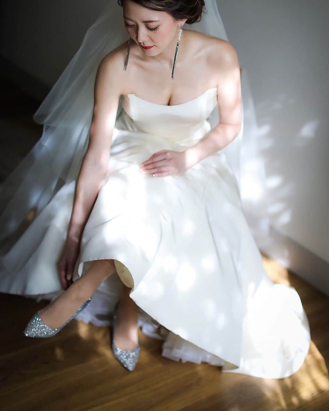 ARCH DAYS Weddingsさんのインスタグラム写真 - (ARCH DAYS WeddingsInstagram)「特別な日を一緒に迎えるために選んだウェディングシューズ。ウェディングドレスを選ぶ時と同じくらい悩み探して運命の一足に出会われた花嫁さんが多く、その分思い入れが強いという方も！﻿ ﻿ ﻿ 大切なアイテムだからこそ、素敵な写真として残しておきたいですよね♡今回は、ARCH DAYS花嫁さんたちがどのようにウェディングシューズを写真に残しているのかをご紹介します💐✨﻿ ﻿ ﻿ ▽ARCH DAYSトップページはこちらから☑﻿ @archdays_weddings﻿ プロフィールのリンクから👰🏻﻿ ﻿ ﻿ ▽バースデー・ベビーシャワーなどの情報を見るなら💁🎉﻿ @archdays﻿ ﻿ ﻿ ----------------------﻿ #archdays #weddingshoes #bridalshoes #ウェディングシューズ #ウェディングアイテム #ウェディング小物 #ブライダル小物 #結婚式準備 #ヒール #パンプス #シューズ #撮影指示書 #指示書 #指示書ショット #指示書作成 #指示書用写真 # #プレ花嫁 #プレ花嫁準備 #卒花嫁 #卒花 #2019夏婚 #2019秋 #2019冬婚  #結婚式アイディア #ウェディングアイディア #結婚式アイデア #結婚式準備 #ウェディング準備 #オリジナルウェディング﻿ ----------------------﻿ https://archdays.com/column/2019/08/09/47031﻿ ----------------------」8月10日 21時13分 - archdays_weddings