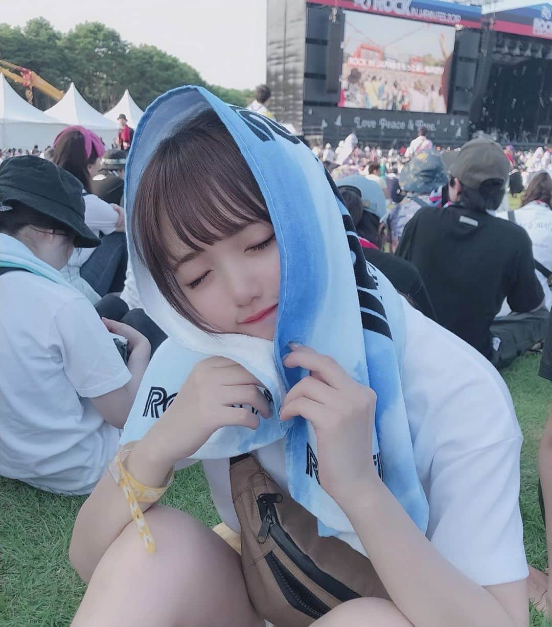 津代美月さんのインスタグラム写真 - (津代美月Instagram)「. ぎゅうぎゅうで見るのも ゆっくり後ろで見るのも さいつよだし でもひとつ嫌だのが 筋肉痛はやく治っていただきたい 痛すぎ泣きたそう  #ロッキン #ロッキンジャパン」8月10日 21時15分 - __tsushiromizuki