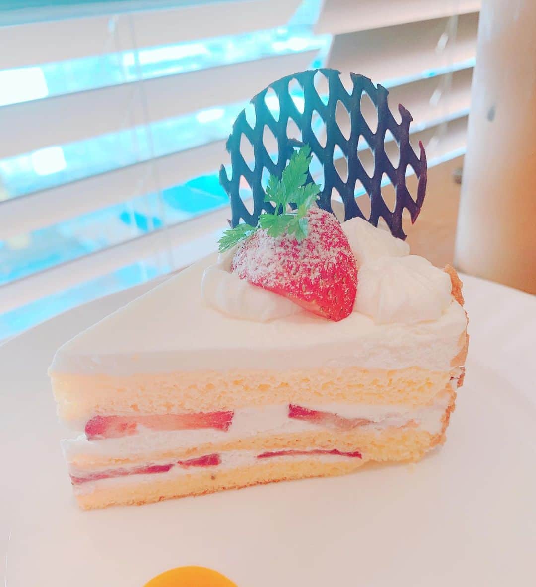 愛純もえりのインスタグラム：「暑くてもショートケーキ食べるよ🍰 . . 渋谷のカフェでケーキタイムしてたら、 お隣の女子２人が、私が出演したことのある 「劇団ホチキス」の話をしていて、 おっ💓ってなった笑 . . 色々な演劇があって、この世界は楽しいですね🍓」