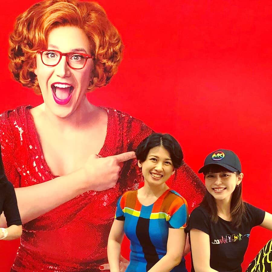 岡田育さんのインスタグラム写真 - (岡田育Instagram)「Enjoyed the show “Tootsie” with Aya Hirano @a_ya.hirano , between her “unstoppable” world tour 2019. She is one of the best Japanese musical actress known as Éponine in Les Misérables, Ich in Rebecca, and the title role of Lady Bess. Also is the world-famous voice actress in Haruhi Suzumiya and so on. . . だいたい一ヶ月遅れ投稿、今更感ここに極まれり、ですが……8/8から日本縦断コンサートツアー中の平野綾ちゃん、先月のNY長期滞在中あちこちご一緒してました。いっぱい話したなー、何を話したかはナイショ！ 今後ますますのご活躍が楽しみです。 . . 『トッツィー』本当に楽しかったよ！ 「中年男が『おばさん』に化けて成功する」物語、そのシャレにならない問題点についても、現代的アップデートが細やかに効いていてよかった。プロデューサーに名を連ねる東宝演劇部、日本版初演は、やはりあのお方ですかね……？ . . @tootsiemusical #tootsiemusical #平野綾 #ayahirano #岡田育 #ikuokada #broadwaymusicals #tonywinners #santinofontana #unstoppable #我はおばさん」8月10日 21時25分 - okadaic