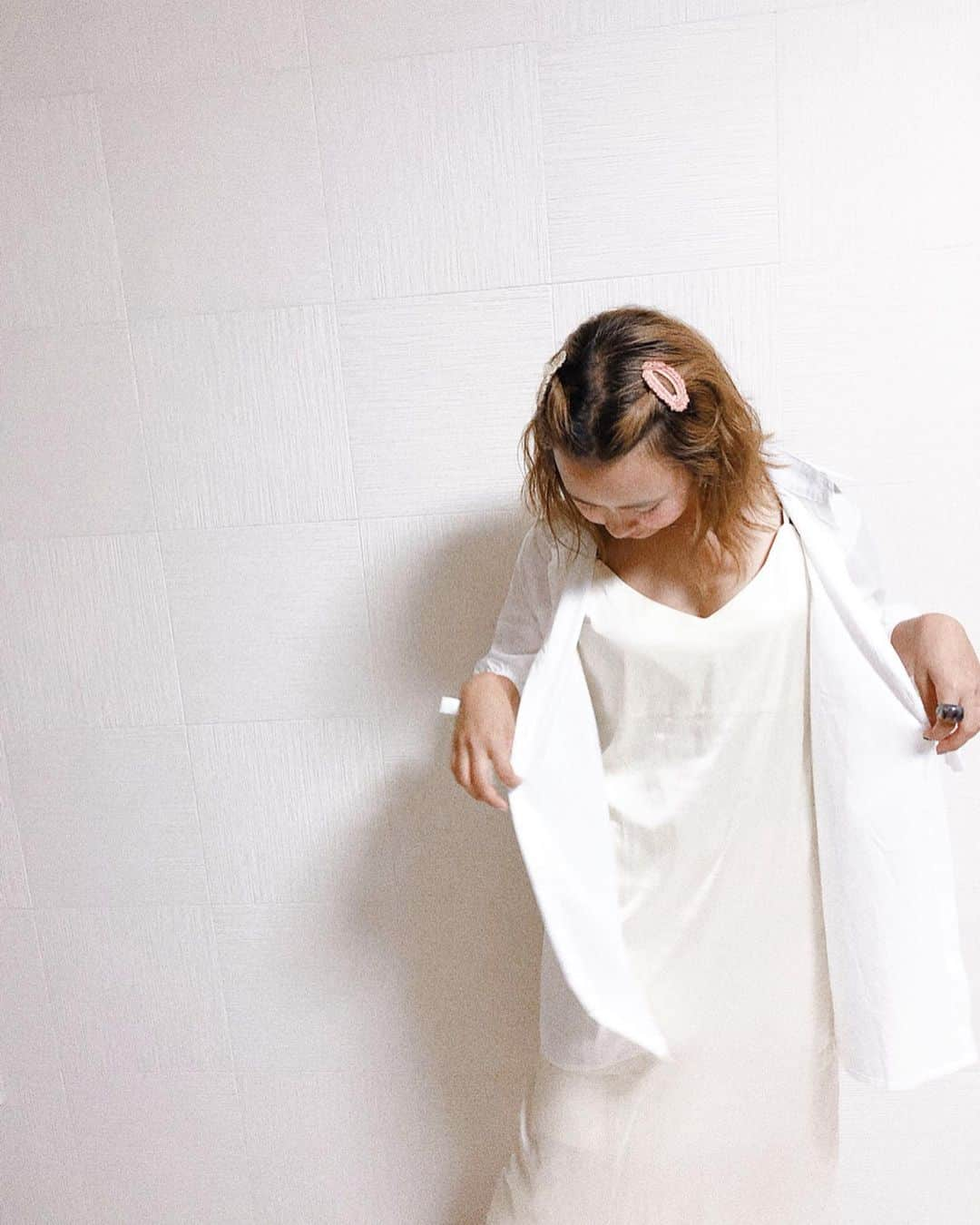 ena..*加藤 恵梨奈さんのインスタグラム写真 - (ena..*加藤 恵梨奈Instagram)「🌿whiteshirt . 【⠀ @mimiclilic_official 】で購入した ホワイトロングシャツ！ オーバーサイズ感がお気に入り❤❤ ヒップまで隠せれちゃう😭ありがたやー . そしてお🉐情報📣👇🏻👇🏻 Instagramをフォローすると 30%OFFクーポンがもらえる🥺👏🏻 . 詳しくは‘ MIMICLILICで検索してね🔎 ’ . <mama code> onepiece @mimiclilic_official  shirt @mimiclilic_official . . . #mimiclilic #ミミックリリック #ミリックコーデ #韓国ファッション #韓国ファッションコーデ #おしゃれ #おしゃれさんと繋がりたい #mama #mamamoo #mamagirl #ママリ #ママスタ #ママタビジョ #mineby3mootd #code #fashion #ママコーデ #freemodel #freelancemodel #salonmodel #fashionmodel #インスタグラマー #インフルエンサー #ena_pi」8月10日 21時17分 - e_n_a_p_i