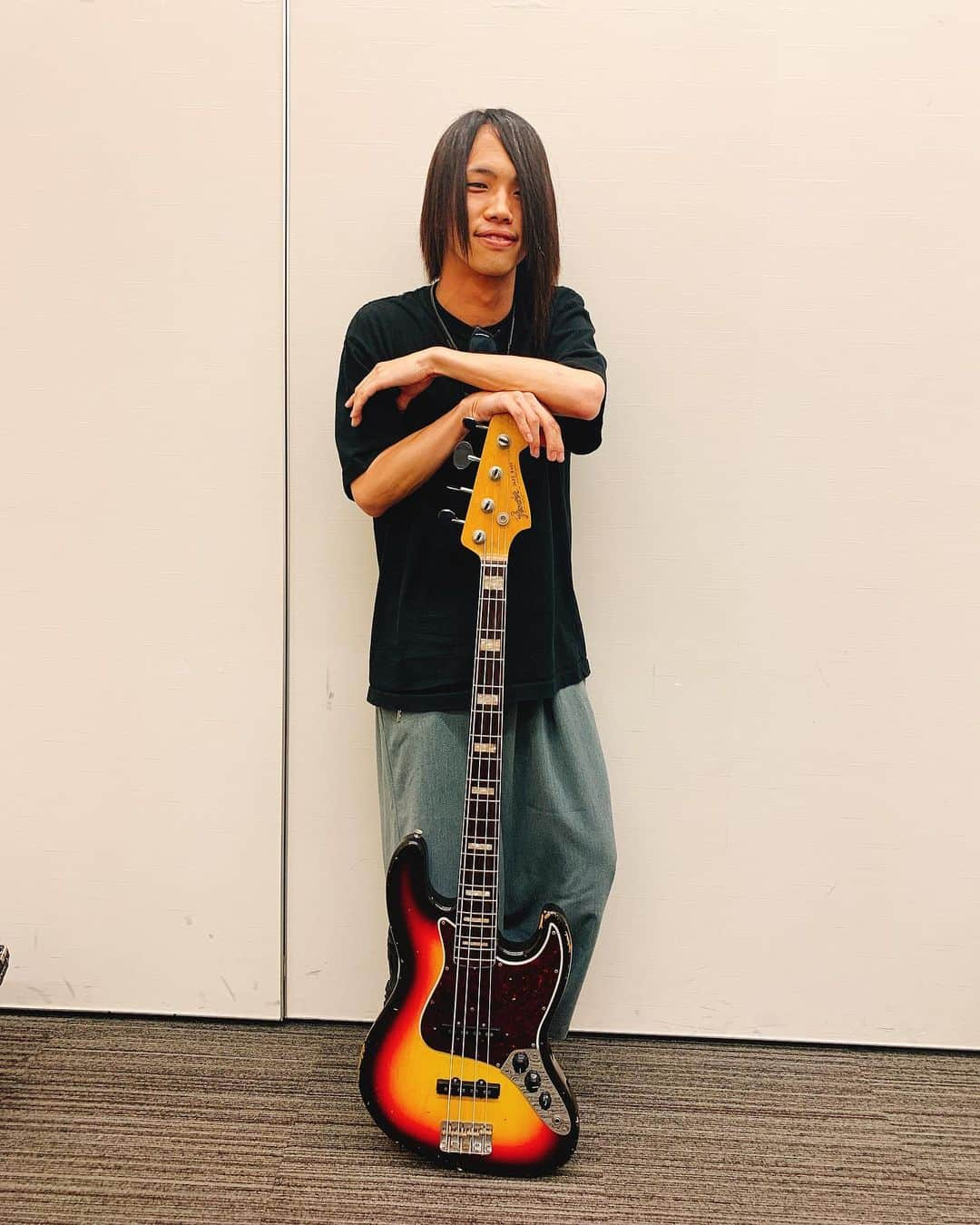 白井將人さんのインスタグラム写真 - (白井將人Instagram)「いつか、いつか、と思っていたFenderのビンテージベース、運命的な出会いをしてしまいました、1966年生まれなので53歳のおじいちゃん、このベースを持つのにふさわしいベーシストになれるようにこれからも精進して参ります、って覚悟させてくれるのも人生の大先輩って感じ。嬉しくてニヤニヤしちゃうよ〜〜 . #fender」8月10日 21時20分 - sheeelie