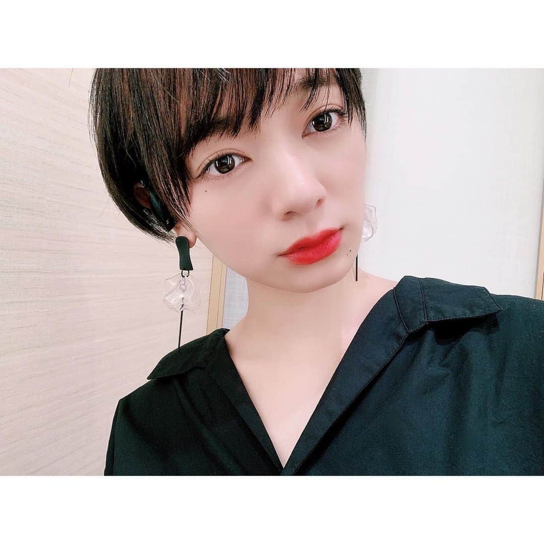 のインスタグラム：「. . ほくろ。 . (嘘です、書きました) . . 口の下にあるの【艶ぼくろ】って言うんだって。泣きぼくろといい、ほくろってちとセクシーだな🤔 . . #ショート#ベリーショート#黒シャツ#大ぶりピアス#赤リップ#ほくろ#ほくろメイク#泣きぼくろ#艶ぼくろ#セクシー#な気がするのは私だけ」