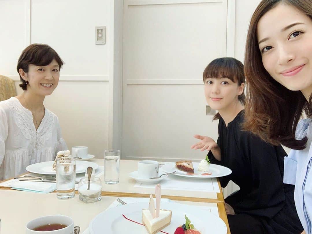 沢口千恵のインスタグラム：「ピアニストのアニエス晶子さまと打ち合わせ。はじめましての打ち合わせで話すときのそこにさざめく音色が楽しい。  アニエスさまの音にゆうり（伶美うらら）の声が重なるのが楽しみ！！ ひとつひとつ進めています。」