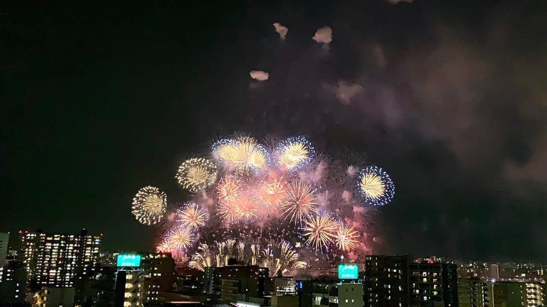 のインスタグラム：「今年も自宅から鑑賞。 これを見ないと夏を実感できないって言っても過言ではない恒例行事になりました。 淀川花火大会最高！」