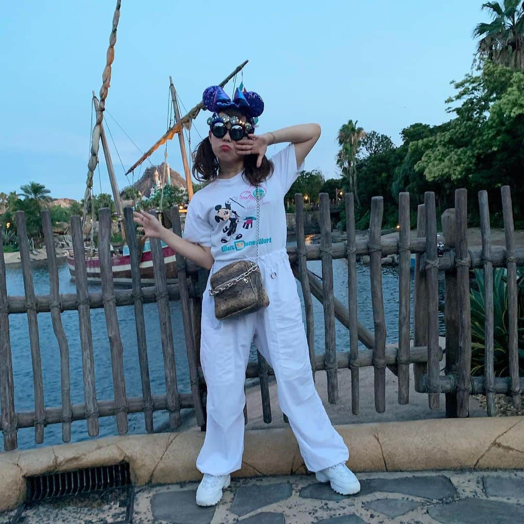 山下恵奈さんのインスタグラム写真 - (山下恵奈Instagram)「﻿ ディズニー🔮☁️🌟﻿ ﻿ 全身白コーデ🕺﻿ ﻿ ﻿ 動画も撮ったのでお楽しみに✊🏻﻿ ﻿ ﻿ #ディズニー﻿ #ディズニーコーデ #オールホワイトコーデ  #えなめるフク (Tシャツは古着)」8月10日 21時29分 - ena_pi25