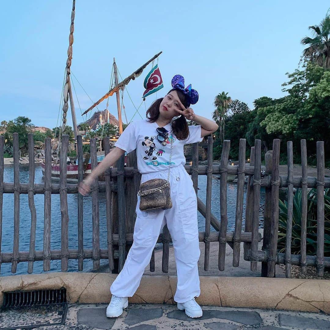 山下恵奈さんのインスタグラム写真 山下恵奈instagram ディズニー 全身白コーデ 動画も撮ったのでお楽しみに ディズニー ディズニーコーデ オールホワイトコーデ えなめるフク Tシャツは古着 8月10日 21時29分 Ena Pi25