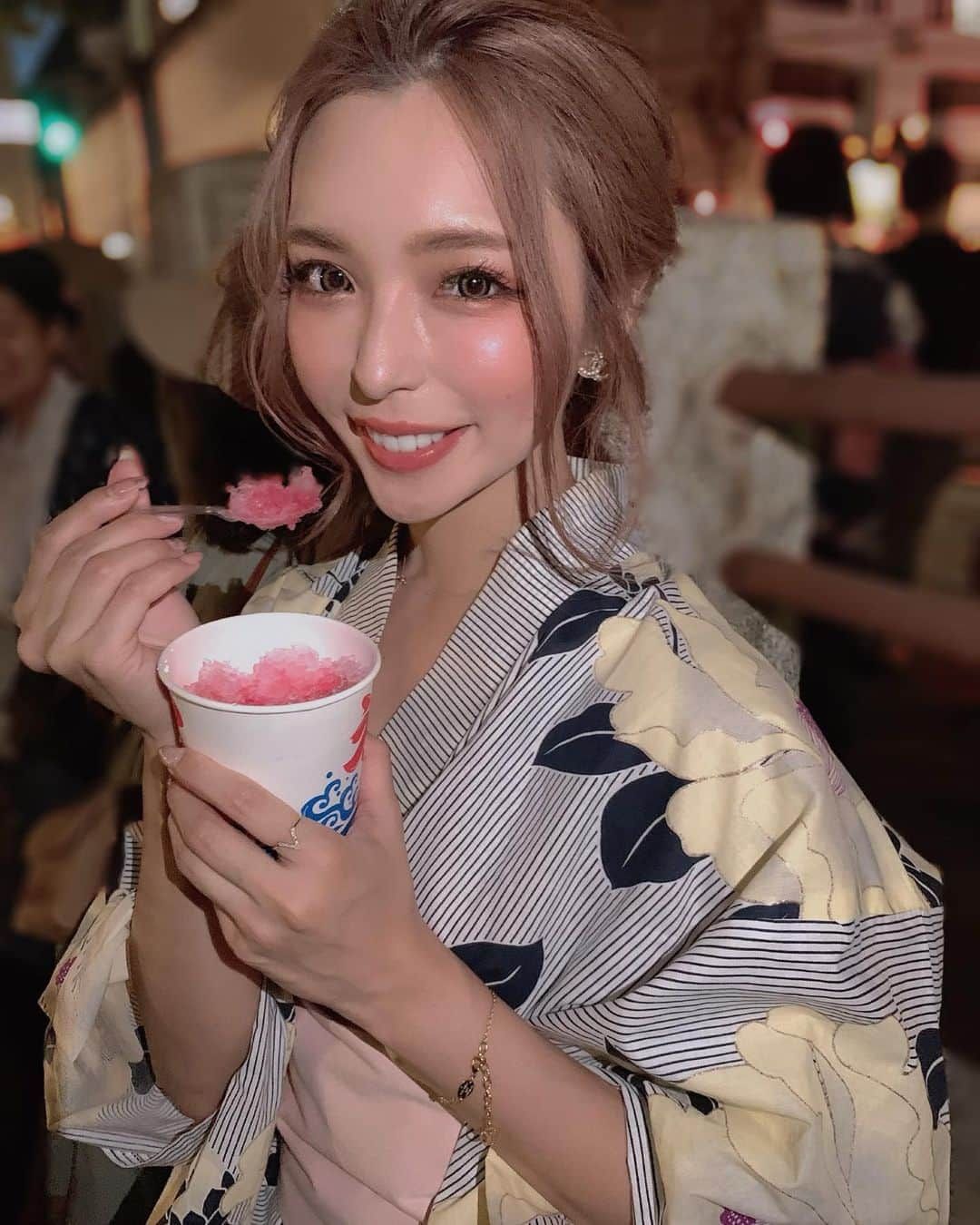 Hitomiさんのインスタグラム写真 - (HitomiInstagram)「❤︎ 花火大会人混みすぎて GETできたのはかき氷のみ🍧 ぺちゃんこになるかとおもた。 かき氷は絶対いちご🍓 . #cyberjapan #サイバージャパン #花火 #日本 #japan #浴衣 #祭 #お祭り #神宮外苑花火大会 #かき氷 #いちご #yukata #matsuri #夏 #summer」8月10日 21時29分 - hitomi_01270