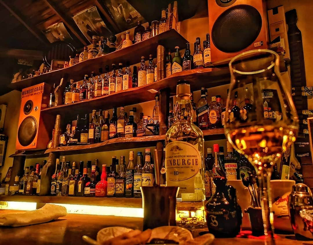 真壁伸弥さんのインスタグラム写真 - (真壁伸弥Instagram)「#休憩 #bar #whisky  #洋酒草の根活動」8月10日 21時29分 - makaberian5