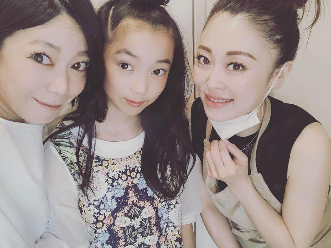 安村幸子さんのインスタグラム写真 - (安村幸子Instagram)「親子でマツエク💙  信頼ある美のカリスマ @lycka_mm ちゃんのお店 @lycka_eyelash_este へ。。。💜 子供たちは夏休みだけどママには夏休みなんてない😅  子供の習い事で毎日毎日あっという間にすぎていきます💦  いかに毎日を楽にするか。。。マツエクは必須‼️‼️‼️ ミリヤも目尻にカラーエクス付けてもらって大喜びしてます💛  #キッズエクステ ✨✨✨✨✨ 可愛いくておススメ😍❤️ ! @lycka_eyelash_este 様々🙇‍♀️ #西宮マツエクサロン #神戸マツエクサロン #大阪マツエクサロン #梅田マツエク  #Lycka #Lycka大阪 #マツエク大阪 #ブライダルマツエク #Lycka神戸 #神戸マツエク #大阪マツエク #eyelash #まつ毛エクステ #プライベートサロン #Lycka_by_atelier.  #リッカ  #ブライダルエステ #Lyckaマツエク #西宮マツエク #西宮マツエクサロン #甲子園マツエク #ブライダルマツエク #梅田マツエク  #アイリスト募集 #アイリスト求人」8月10日 21時32分 - sachiko.y.523