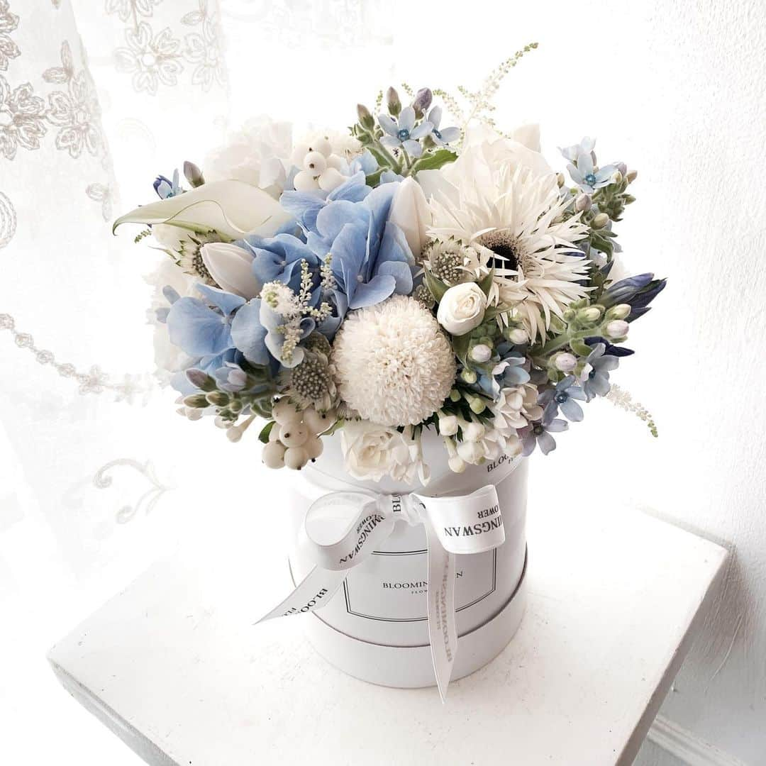 Florist.janeさんのインスタグラム写真 - (Florist.janeInstagram)「목요일 네번째 주문건이였던 #블스박스 💙 . . . . . . . ☝🏻플라워레슨에 대한 자세한 정보는 프로필 상단에 있는 블로그  참고 후 문의주세요 💕 ✌🏻주문/클래스문의 - janejoung310 카카오톡 (레슨중에는 전화 상담이 어렵습니다. 카카오톡 주시면 빠르게 상담 도와드리겠습니다) . . . . . . #블루밍스완 #플로리스트 #꽃선물 #선물추천 #여자친구선물 #꽃배달 #꽃스타램 #꽃 #플라워레슨 #플라워박스 #일상 #데일리 #논현동꽃집 #강남꽃집 #학동역꽃집 #꽃집추천 #예쁜꽃집 #flowers #florist #daily #flower #gift」8月10日 21時39分 - jane.florist