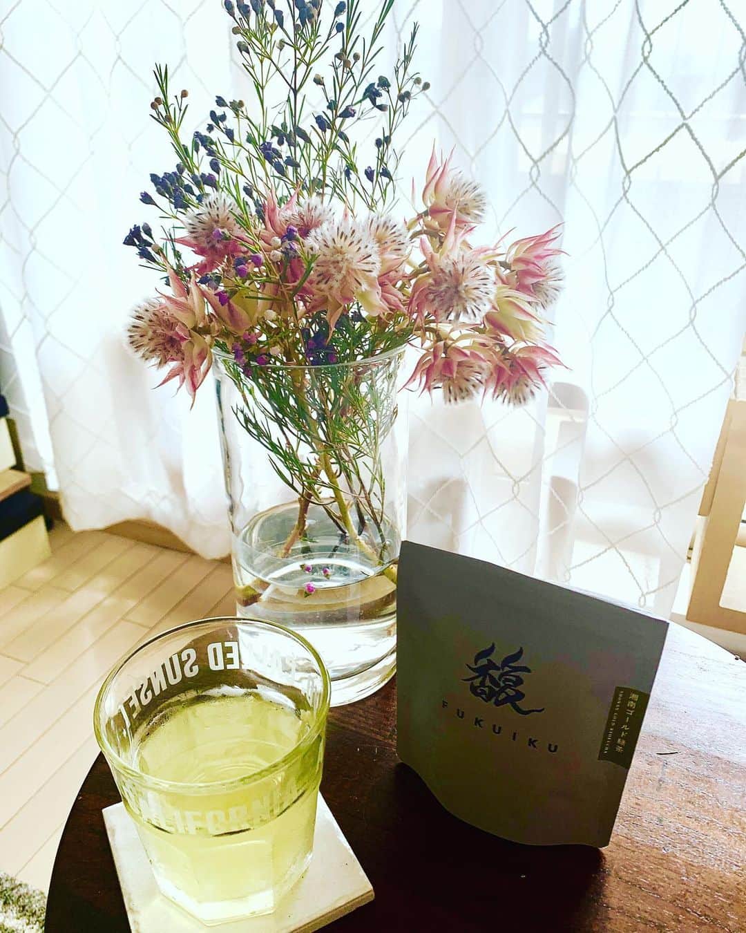 美優さんのインスタグラム写真 - (美優Instagram)「みなさん熱中症、夏バテなど大丈夫ですか？？ 私はお休みの日は夕方までお家に引きこもる日が増えております😅💦 ・ 家の中でもなるべく水分を摂るのを心がけているので、美味しいお茶なら進んで飲むようになるかも！と今年の夏は香りのいい @fukuikutea  の湘南ゴールド緑茶を飲んでます😊 ・ 柑橘類の香りがさわやかでさっぱり緑茶🍵 オススメですよ〜😆 ・ ・ #馥 #fukuiku #緑茶」8月10日 12時49分 - miyu11_20