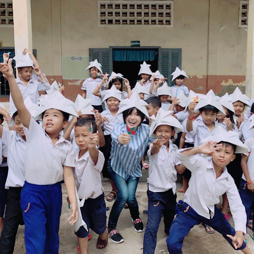 相川七瀬さんのインスタグラム写真 - (相川七瀬Instagram)「公立の小学校にて、授業を やらせてもらいました。 兜の折り方を教えてみんなで かぶってみました。 大盛り上がりで、その後日本の子供たちが折った手裏剣を あげたらさらにテンションMAX！  #カンボジア #公立小学校 #子供は世界の宝物」8月10日 12時43分 - nanasecat
