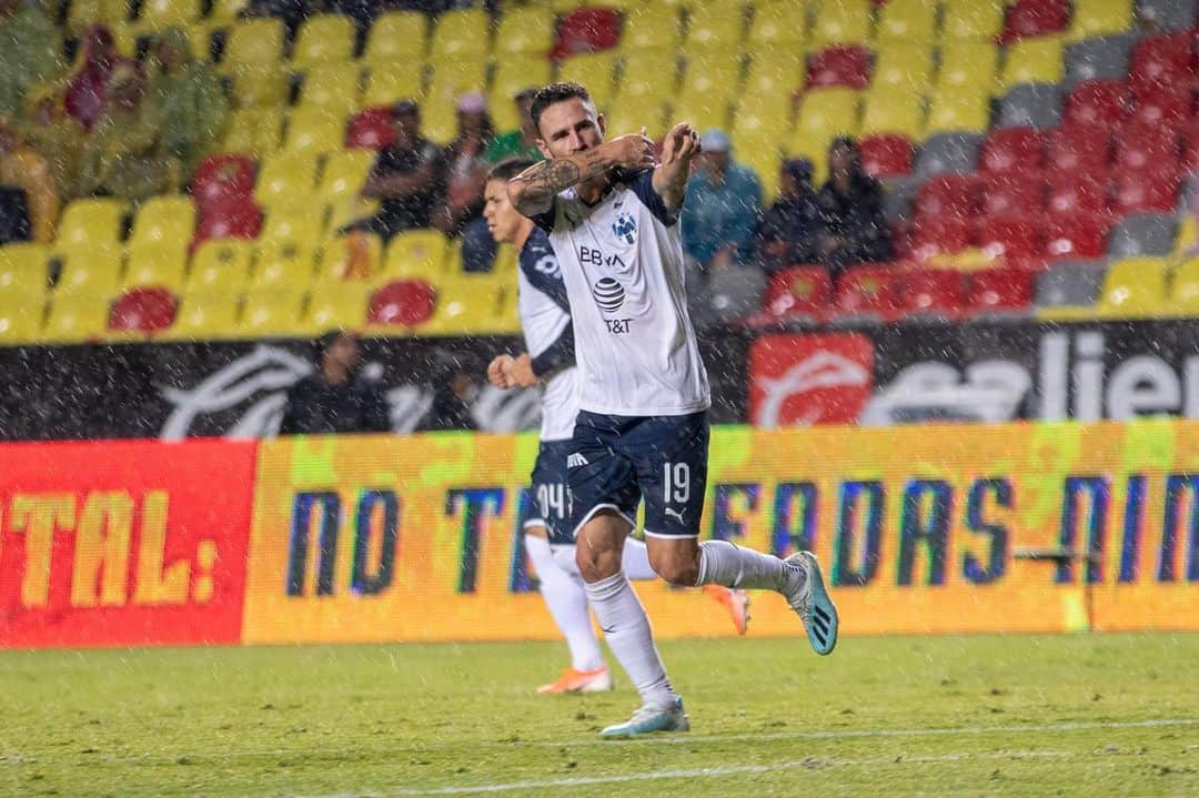 ミゲル・ラジュンのインスタグラム：「Siempre conmigo mis amores!! . 🗞 💦.... 🗣 . 🤙🏻🤪 . #ArribaElMonterrey 🔵⚪️」