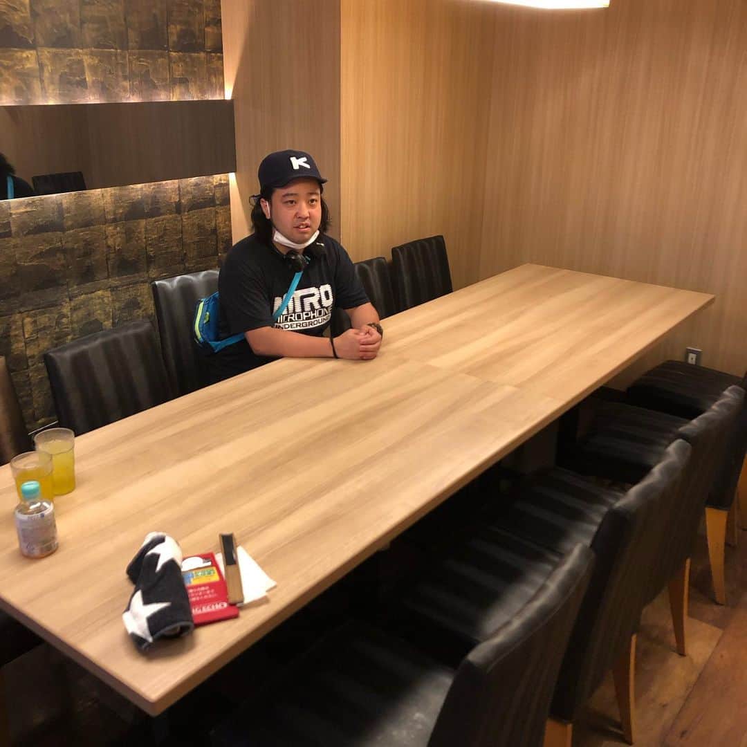 カバのインスタグラム：「‪大宮で14時まで空きなのでけんたくんと一緒にラーメンを食べ、その後ぶらぶらしてたらたまたまチョコプラ松尾さんに逢い、お茶代とご祝儀を頂いたのでカラオケに来たら、ちょっとええとこの居酒屋の個室に案内されたんか思いました！これが大宮スタイル！松尾さん、ありがとうございました🙏️✨‬ . #チョコレートプラネット #チョコプラ #松尾さん #突然のお茶代とご祝儀 #本当にありがとうございます #ちょっとええとこの居酒屋の個室みたいな部屋 #これが大宮スタイル」