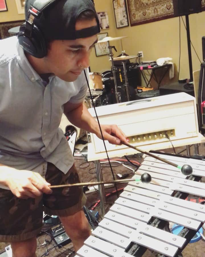 ヴィック・フエンテスのインスタグラム：「A little song for you 🌌」