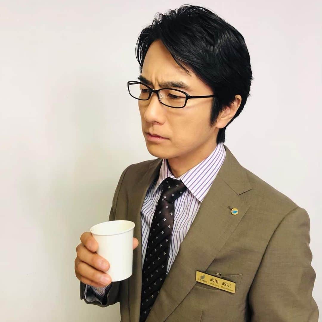 おっさんずラブ 武蔵の部屋のインスタグラム：「黒澤武蔵、記憶のカケラを探し中。 #ここ最近の悩みとしては #どうにもやはり1名のことが思い出せないことである😐 #春田くんという中堅社員なのだが #まず彼が入社した事からして全く覚えがない #俺と彼がいつもどんな感じだったか社員たちに聞いても #一様になぜか話を逸らされるのである😭💦 #本日はお盆だというのに出社し #暑いというのにホットコーヒーを嗜む彼に問うてみたのだが #この表情である☕️ #シリアス〜‼️ #えめっちゃシリアスや〜ん‼️ #2枚シュッてしてみたが #もはや微動だにしてないことだけがよくわかる写真になってしまいました #部長は思い出したいんですか？思い出すことが本当に幸せだと思いますか？私はそうは思わない‼️ #とか重みざわなコメントを頂いた #なんか俺より彼の方が深く悩んでいる気がしてきたお🌻 #ランチにでも誘ってみようと思います🍛」