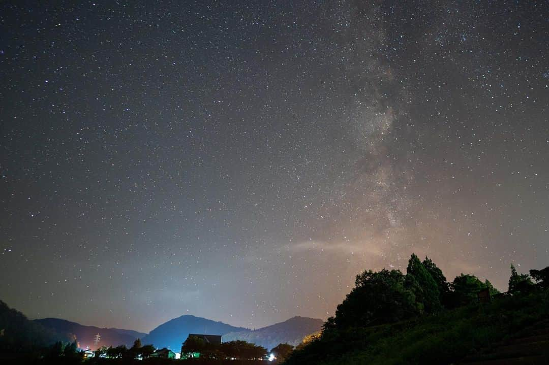 山人さんのインスタグラム写真 - (山人Instagram)「#未来に残したい星空 撮影場所:岩手県西和賀町ほっとゆだ駅近く  もうすぐペルセウス座流星群ですね。 8月13日未明がチャンスだそうです。(今年は月明かりの関係で条件は良くないそうですが...) 去年山人では満室の中お客様ほぼ全ての方に駐車場までお越しいただき、一緒に流星群を眺めた記憶があります。 今年も楽しみです♪ #stars #starrysky #milkyway #japan #東北 #岩手 #iwate #西和賀町 #nishiwaga #川尻 #yamado #湯川温泉 #ほっとゆだ駅 #ペルセウス座流星群」8月10日 12時59分 - yamado.official