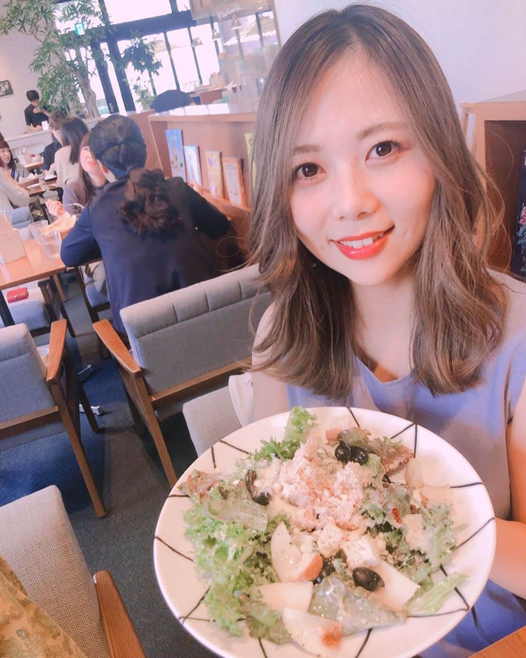 西村季里子のインスタグラム：「・ 最近食べ物としか写真撮ってない🥗 でも最近は大好きな人たちとの時間が増えて 嬉しいんだな〜〜〜🥰 まだまだ会いたい人たくさんいるから どうにか時間作って会わないと🌷 ・ せっかく青森帰ってきたけど、 まあじゅが函館行っちゃったから 暇🥺さみしい🥺はよあいたい🥺 家でずっと料理したり花嫁修行してる👰 #青森#実家#帰省#夏休み#summervacation  #寒い#20度くらいしかない#毛布かぶってる #ランチ#サラダ#🥗#フォカッチャ #料理#花嫁修行#予定はないのに #いつでもいける準備だけしとく #誰か#嫁にもらってくれないかな」