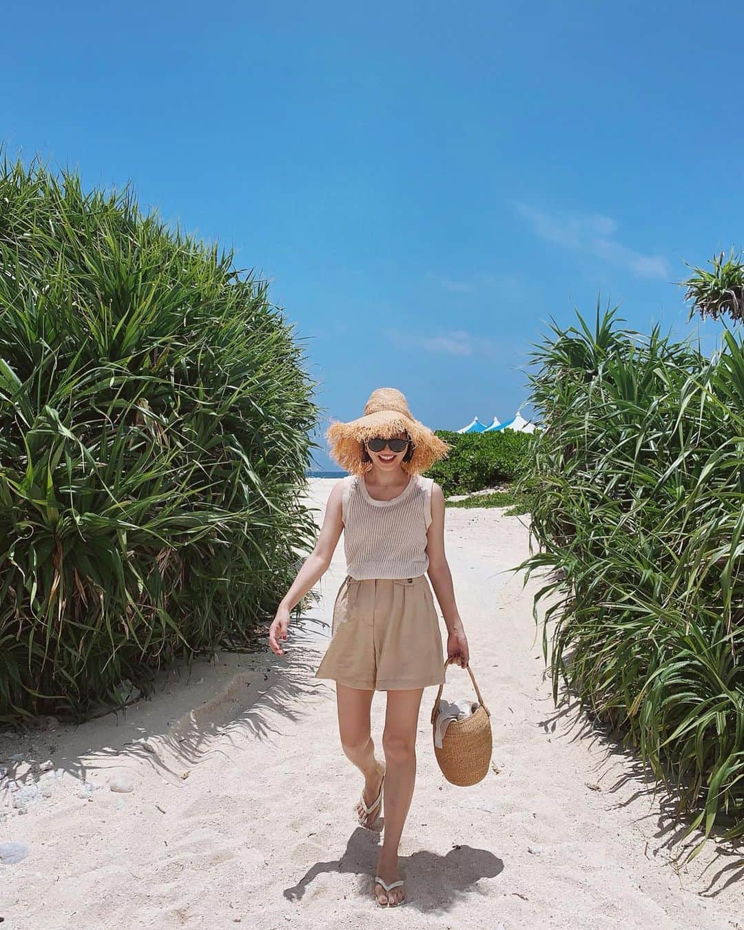 猪鼻ちひろのインスタグラム：「👒 空の青も、海の青も。 ぜんぶ好き🌎💙 綺麗な色や景色を見たいなぁ🐬 #ちひろのお洋服」