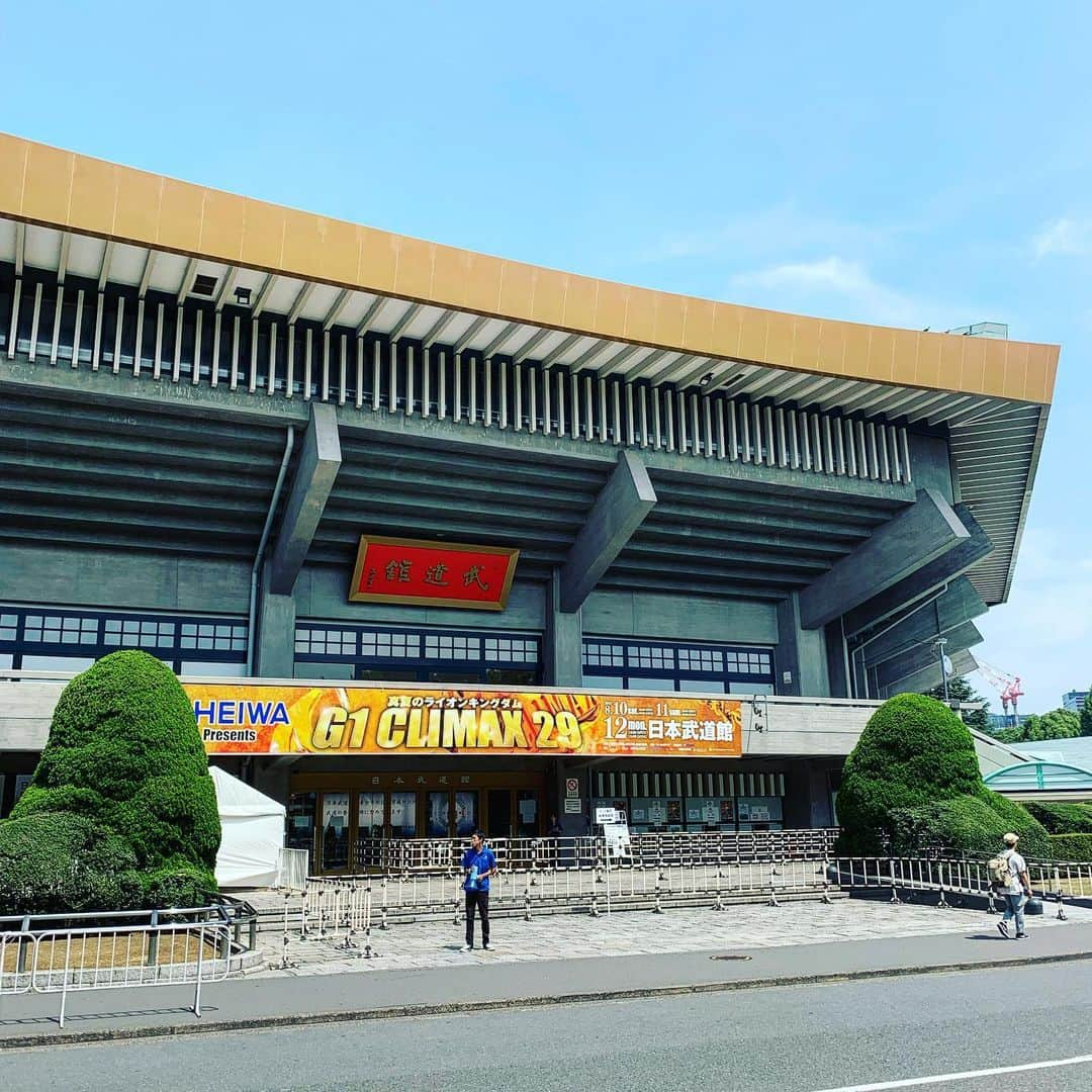 新日本プロレスさんのインスタグラム写真 - (新日本プロレスInstagram)「【ただいま当日券の販売スタート！】 8月10日(土)18時～『G1』日本武道館大会！ ・アリーナ、2FスタンドA、Bを販売中！ ・ロイヤル、1Fスタンドは完売！  メインの勝者が優勝決定戦進出！  オカダ・カズチカvs飯伏幸太が激突！ @njpw1972  #njpw #g129」8月10日 13時08分 - njpw1972