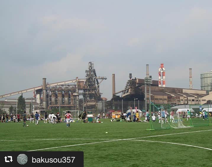 ジェフユナイテッド市原・千葉のインスタグラム：「#コウジョウセヨ ハッシュタグキャンペーンの最優秀賞が決定！  ドボクフォトグラファー/ライターの大山顕氏コウジョウ長に全ての投稿から選出していただきました🥇 【大山顕氏のコメント】 「フクアリの素晴らしさは、製鉄所跡地に建っていることにあるとぼくは思っています。 サッカーと近代製鉄。どちらもその起源はイングランドにあります。写真に写っている高炉はもう解体されてしまい、このわくわくする光景を見ることはできませんが、いまでもガスホルダ（緑色の円筒形構造物）と縞々の煙突はあります。 フクアリの原風景ともいうべきものが収められた貴重な写真です。すばらしい。 スポーツと製鉄、実は相性が良く通ずるものがあるのでは、と思わされます。 もしかしたらフクアリの建材にはJFEの鋼鉄が使われているかもしれません」 なお、こちらの写真を本日の愛媛FC戦の会場にて展示させていただきます。 #jefunited  #ジェフ千葉 #コウジョウセヨ #工場 #工場夜景 #サマユニ #向上」